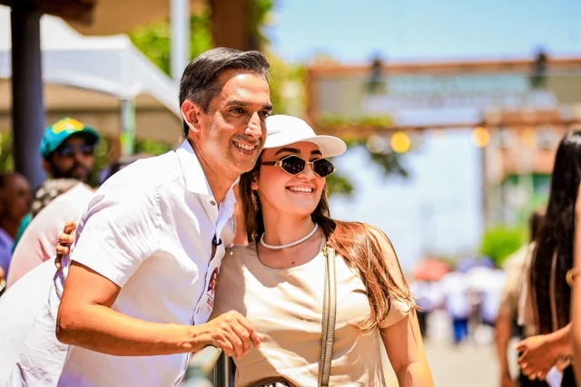 Fábio e uma mulher sorrindo juntos na rua.