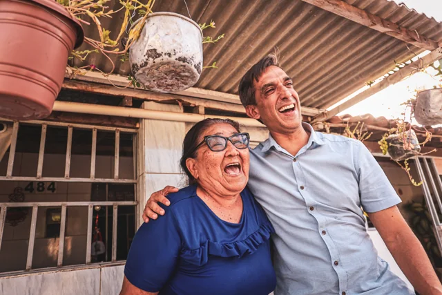 Fábio e uma mulher sorrindo durante um encontro.